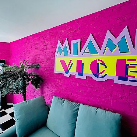 Capsule Miami Vice - Jacuzzi - Billard - Ecran Cinema & Netflix - Ping-Pong - Nintendo & Jeux- Lievin Bagian luar foto