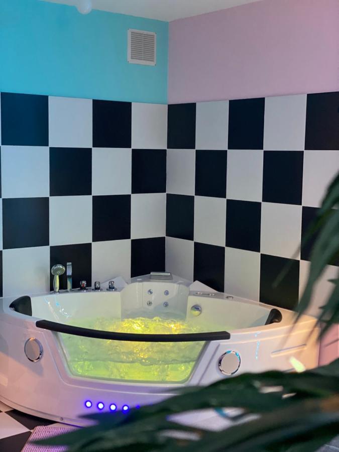 Capsule Miami Vice - Jacuzzi - Billard - Ecran Cinema & Netflix - Ping-Pong - Nintendo & Jeux- Lievin Bagian luar foto