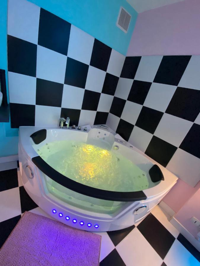 Capsule Miami Vice - Jacuzzi - Billard - Ecran Cinema & Netflix - Ping-Pong - Nintendo & Jeux- Lievin Bagian luar foto