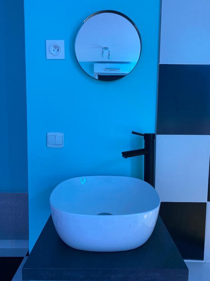 Capsule Miami Vice - Jacuzzi - Billard - Ecran Cinema & Netflix - Ping-Pong - Nintendo & Jeux- Lievin Bagian luar foto